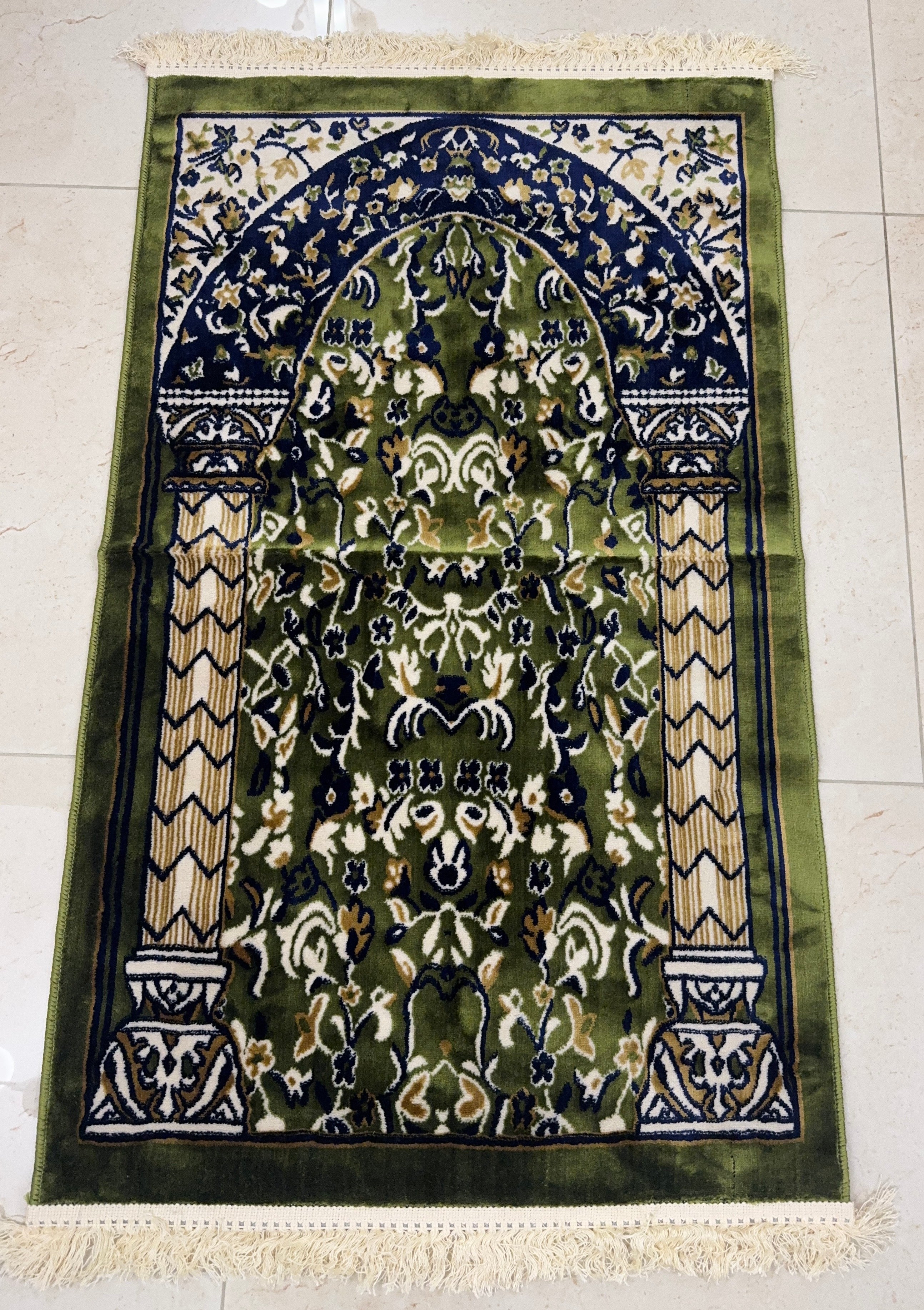 Premium Velvet Mihrab Prayer Rug – Classic Green