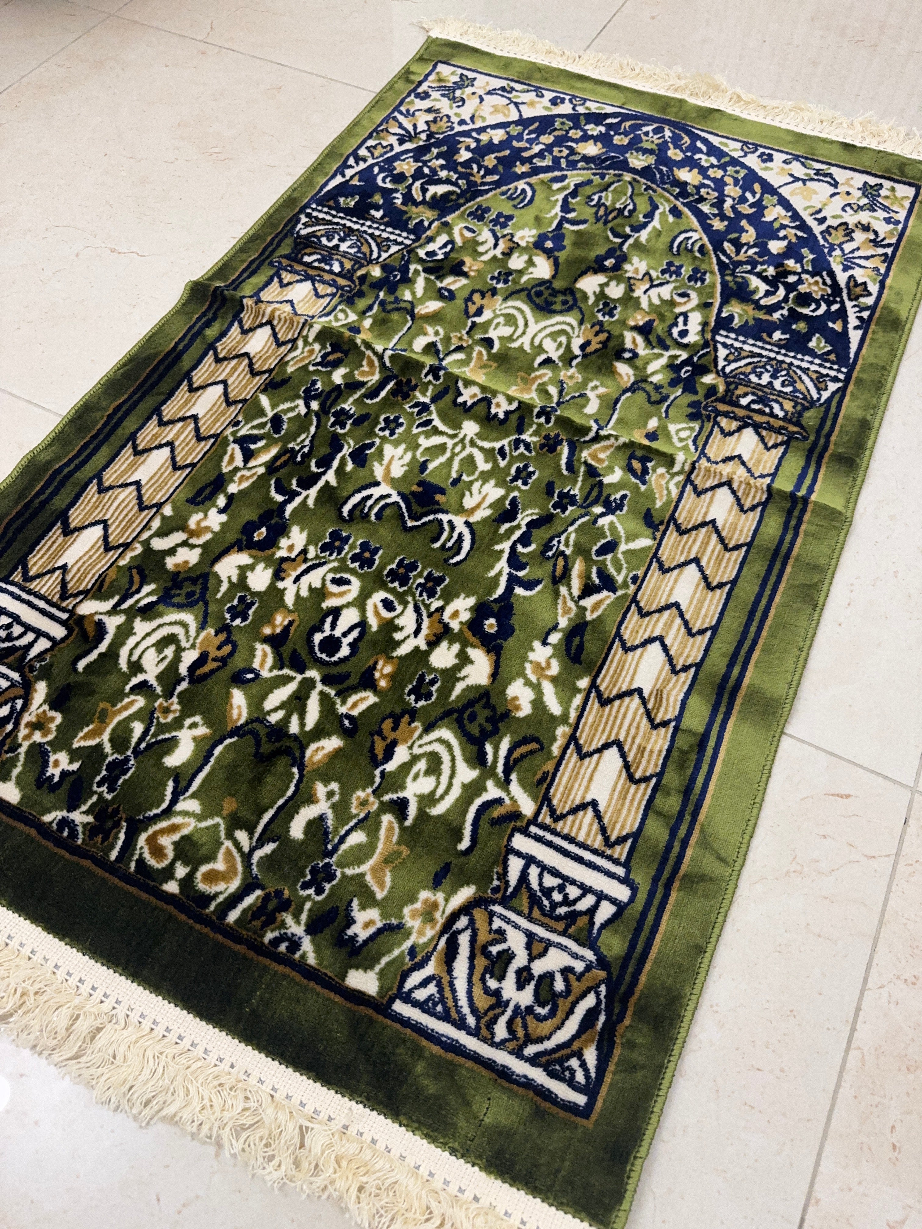 Premium Velvet Mihrab Prayer Rug – Classic Green