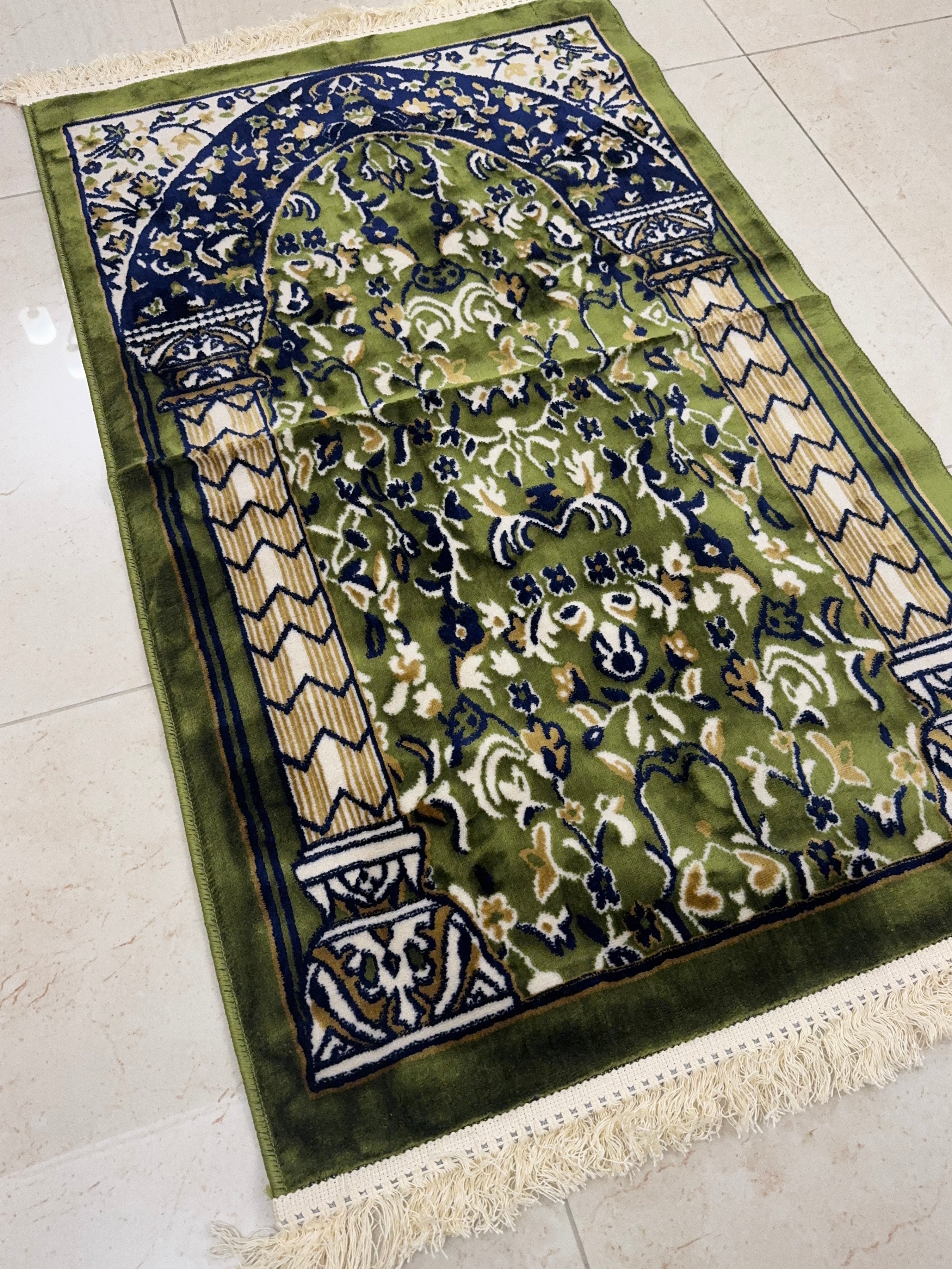 Premium Velvet Mihrab Prayer Rug – Classic Green