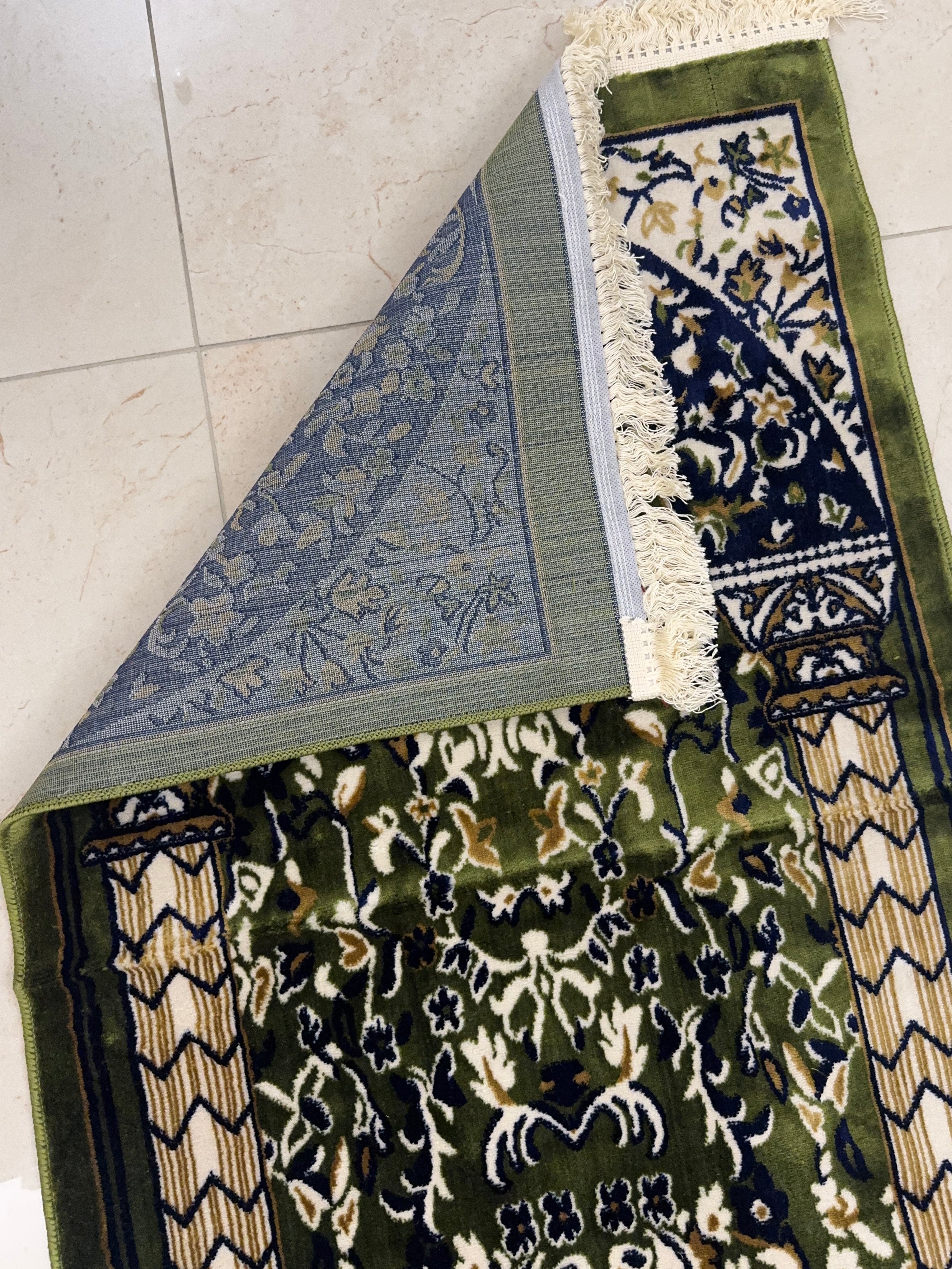 Premium Velvet Mihrab Prayer Rug – Classic Green